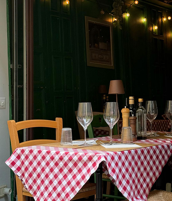 tavola da pranzo di un ristorante a Firenze